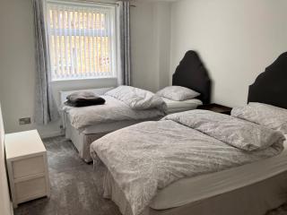 2 Bed-Sleeps 4-Parking-Beachside-Golf Access - Southport - 2