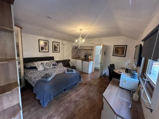 Station Approach Solihull Cabin Stays - Solihull - 0