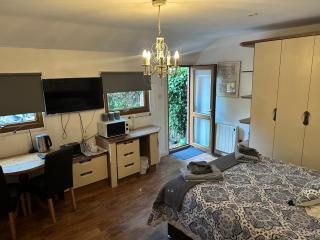 Station Approach Solihull Cabin Stays - Solihull - 7