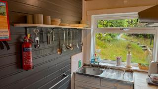 1 Bedroom Cabin with Mountain & Loch Views - Quiet Location between Glencoe & Ben Nevis - 3