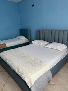 Spacious Triple Room with Balcony - Kamëz - 0