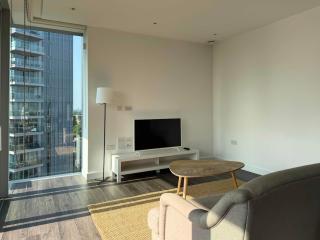 Luxury 1BR with Balcony & City Views near Aldgate - Moffat - 9