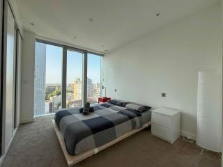 Luxury 1BR with Balcony & City Views near Aldgate - Moffat - 2