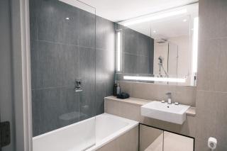 Luxury 1BR with Balcony & City Views near Aldgate - Moffat - 1