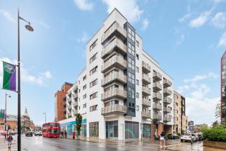Modern Central 1 bed Wimbledon pad - London - 1
