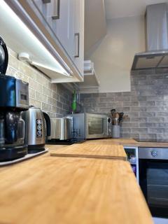 3 Bedroom Home In Worthing Perfect For Long And Short Stays - - 4