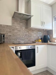 3 Bedroom Home In Worthing Perfect For Long And Short Stays - - 3