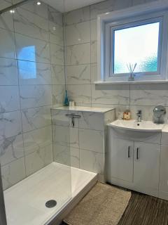 3 Bedroom Home In Worthing Perfect For Long And Short Stays - - 1