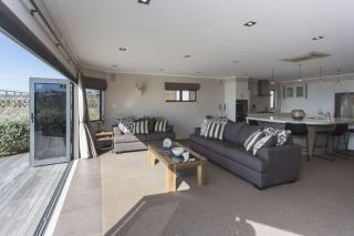 The Waterfront Escape - with panoramic sea views - New Plymouth - 9