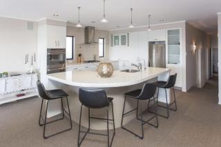 The Waterfront Escape - with panoramic sea views - New Plymouth - 8