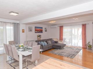 Villa Maria with Outdoor Pool - Drniš - 5