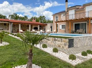 Villa Maria with Outdoor Pool - Drniš - 9