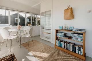 Oakura Circle - authentic Kiwi bach by the beach - 5