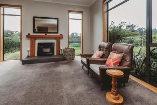 Serenity Lodge Getaway - with river views - Egmont Village - 5