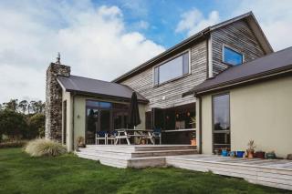 Serenity Lodge Getaway - with river views - Egmont Village - 2