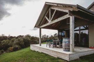 Serenity Lodge Getaway - with river views - Egmont Village - 1