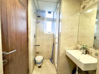 High Rise Lavish Room with Jacuzzi & Amazing View in zirkapur - Zirakpur - 8