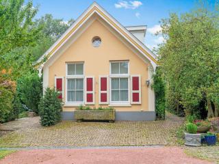 Picturesque Holiday Home in Oldenzaal with Jacuzzi - Oldenzaal - 0