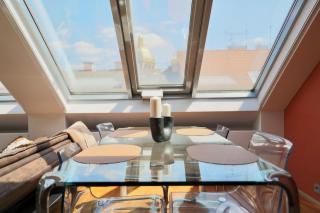 Luxe Prague Loft, Castle Views & Rooftop Terrace - Prag - 4