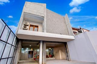 Hotel O Tegal near RSUD Kardinah Tegal formerly Hugo Suites Family - Tegal - 0