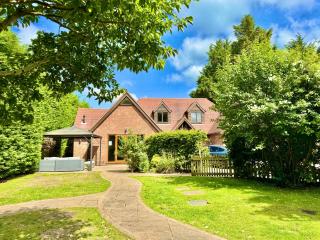 Serene Retreat - Hot Tub - Pool Table - Close to New Forest and Bournemouth Beach - Sleeps 12 - Hurn - 0