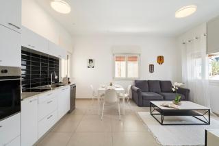 Classic Bauhaus 1Br with Balcony on Sheinkin Street by FeelHome - Tel Aviv - 3