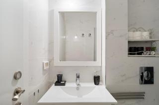 Classic Bauhaus 1Br with Balcony on Sheinkin Street by FeelHome - Tel Aviv - 1