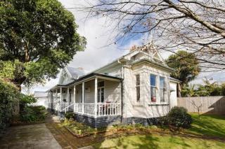 Timeless Treasure - family retreat with garden - New Plymouth - 0