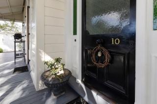 Timeless Treasure - family retreat with garden - New Plymouth - 5