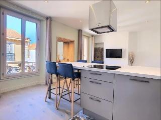 LE SPECTACULAIRE moderne et raffiné, idéalement situé à deux pas du Palais et plages - 4