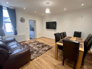 Luxurious Five Bedroom Apartment in Newcastle - Newcastle upon Tyne - 3