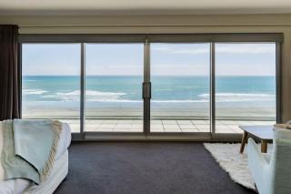 Clifftops - oceanfront retreat in Oakura Beach - 0