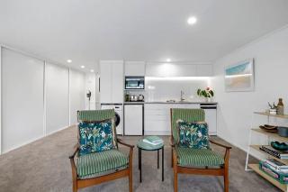 Amaroo - poolside studio near Pukekura Park - New Plymouth - 5