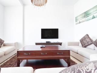 Family Friendly Apt with Stunning Sea View - 4