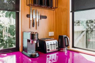 Fun Times in Fitzroy - eclectic bungalow by beach - New Plymouth - 8