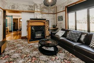 Fun Times in Fitzroy - eclectic bungalow by beach - New Plymouth - 1