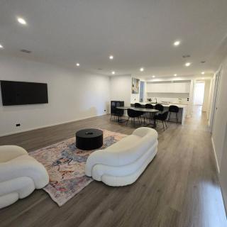 Modern and Chic Home in Fraser Rise - Sydenham - 3
