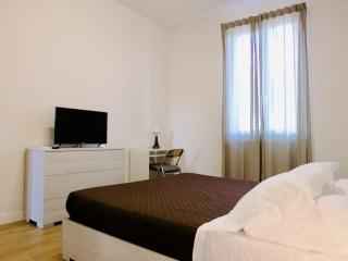 Lia's Home modern flat 2 BR w balcony - Florenz - 8