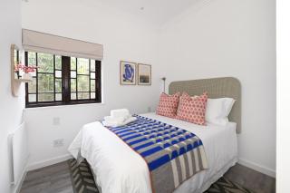 Stylish and Central 2 Bedroom Apartment in Cape Town - 5