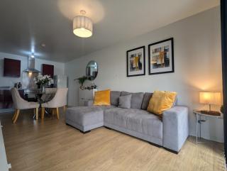 Modern 2 Bed 1 bath 1 ensuite - Salford - 0