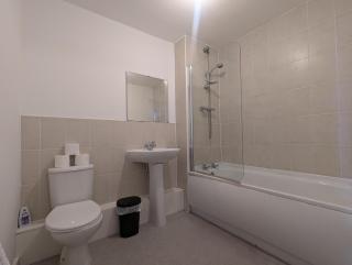 Modern 2 Bed 1 bath 1 ensuite - Salford - 4