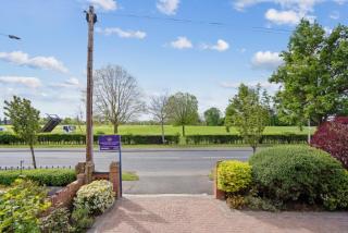 Luxury four bedroom home with large garden - Slough - 9