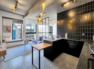 9th floor views, couples dream- wifi-pool - Cape Town - 4