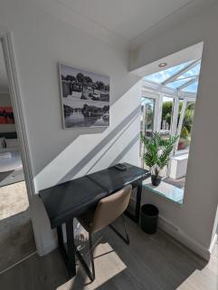 Thames Riverside Retreat Serene 3 Bed Bungalow - Walton-on-Thames - 4