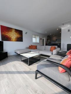 Thames Riverside Retreat Serene 3 Bed Bungalow - 0