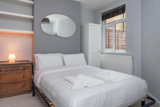 Stylish 1-Bed with Private Entrance & Garden - London - 4