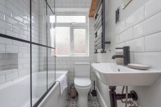 Stylish 1-Bed with Private Entrance & Garden - London - 9
