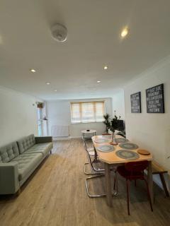 Spacious 3BD Flat Close to Tube - Fulham! - London - 3