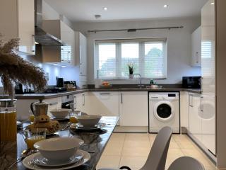 Heathrow Home - Sleeps 6 - Free Parking - Stanwell - 3