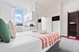 Stylish Dudley Studio with Kitchen and Parking - Dudley - 8